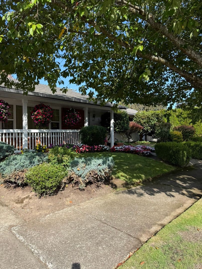 Salem House: 4649 39th Ave NE