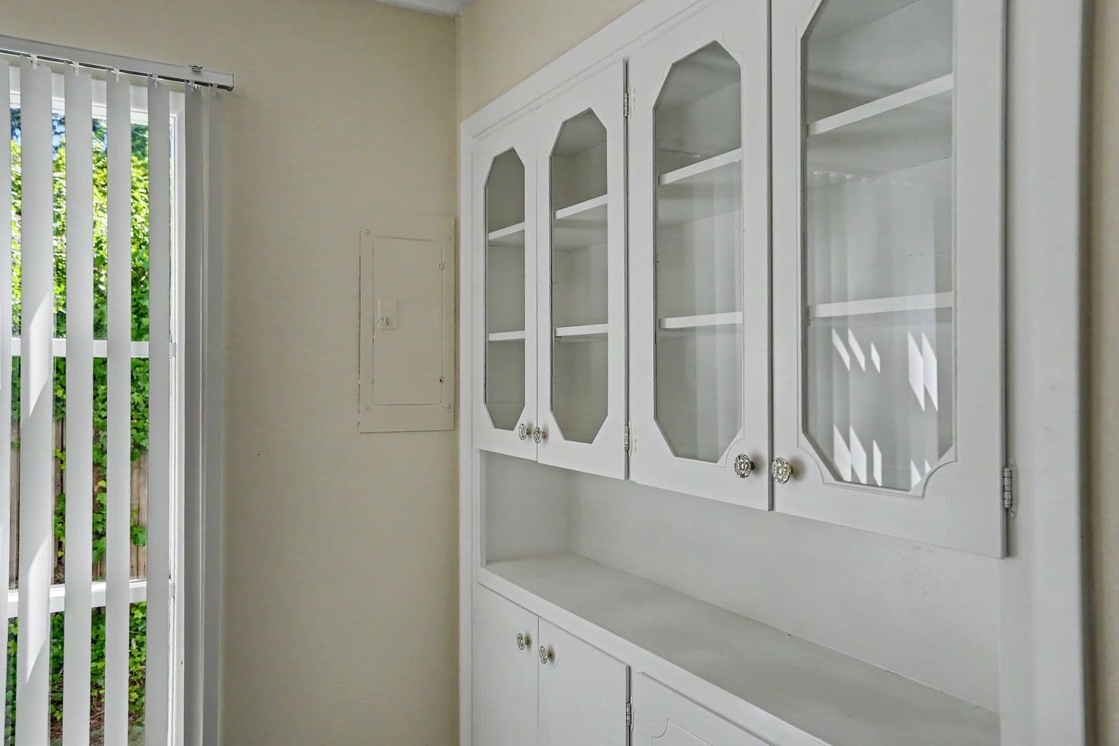 Salem Apartment: 260 Wilson St S