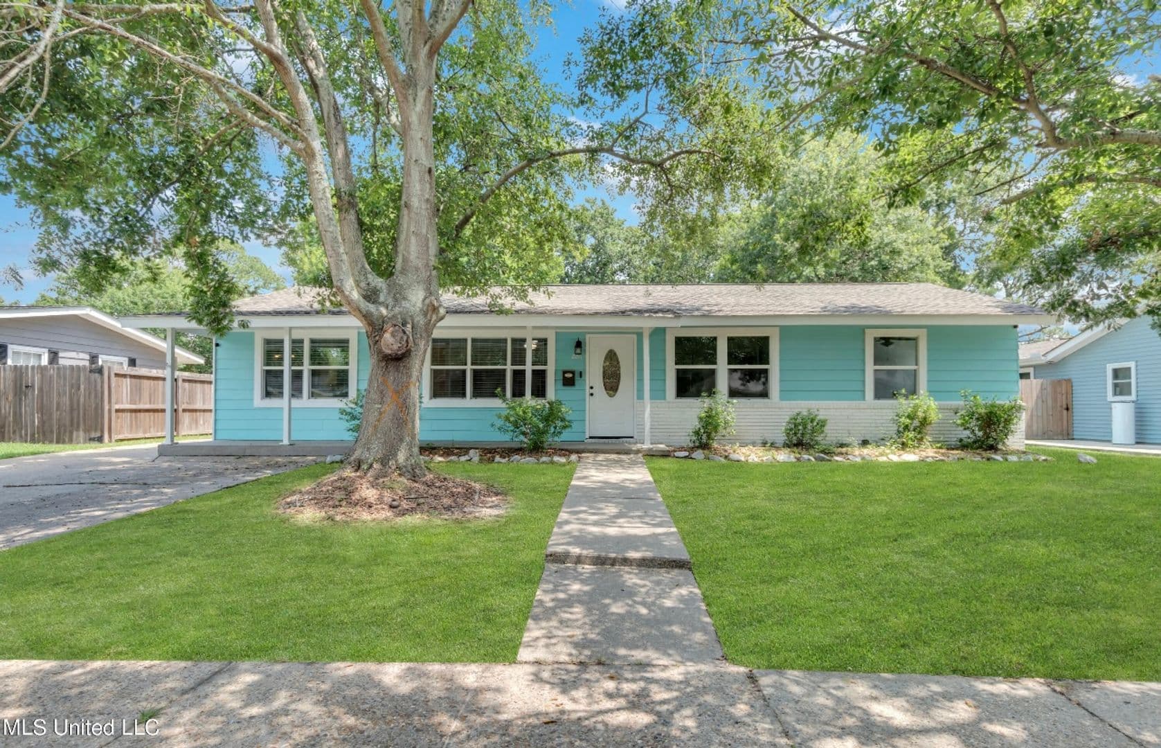 Pascagoula House: 2211 Tucker Ave