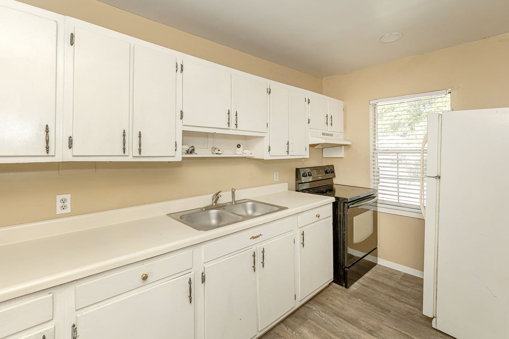 Pascagoula Apartment: 905 Sarrazin Avenue
