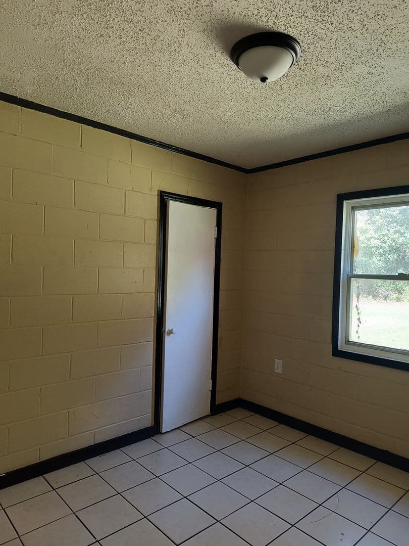 Moss Point Apartment: 3437 Bryan St