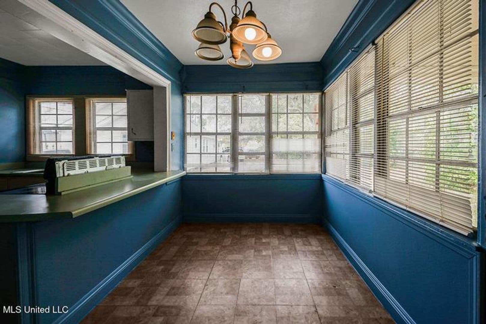 Moss Point Apartment: 4718 Main St