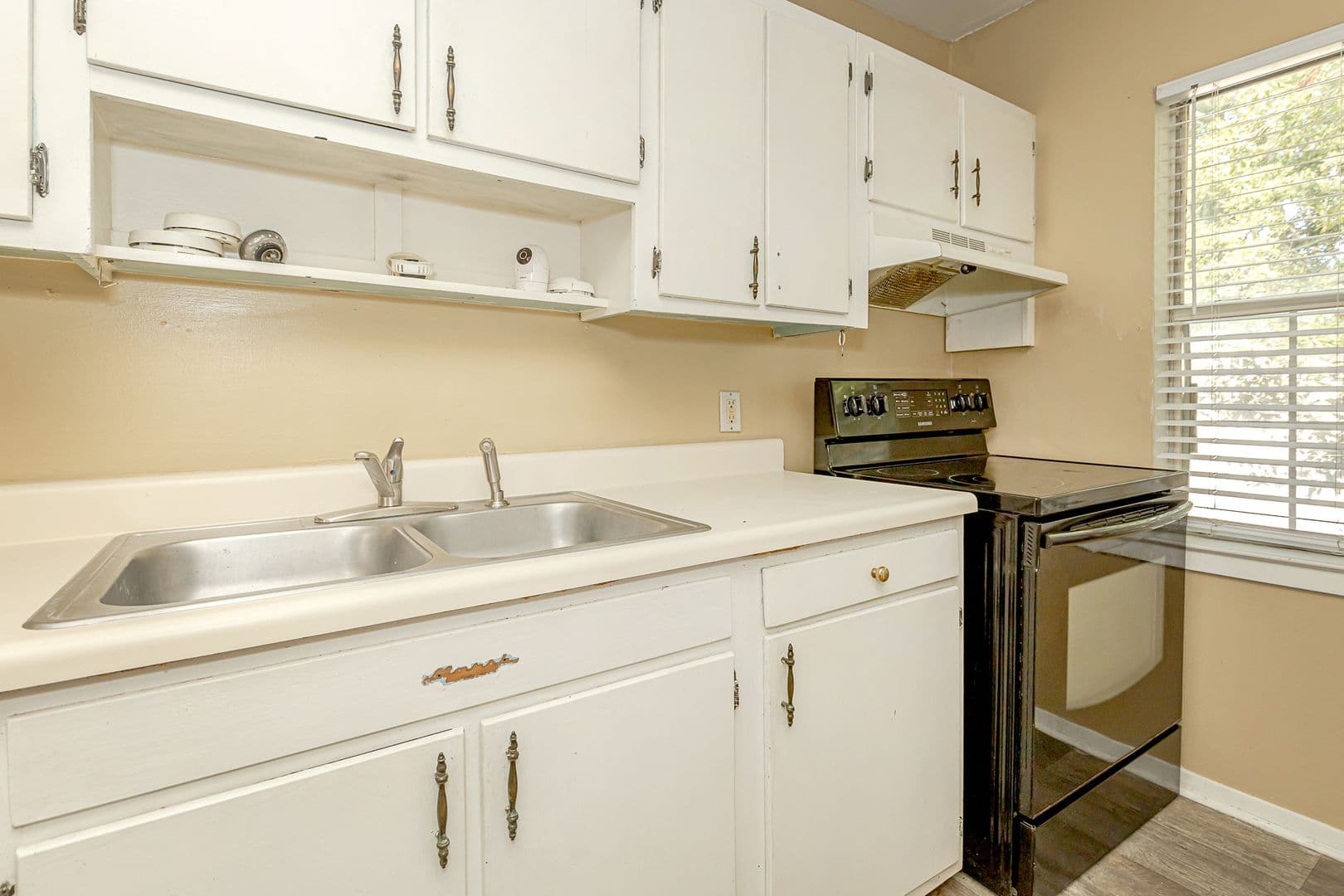Pascagoula Apartment: 905 Sarrazin Avenue