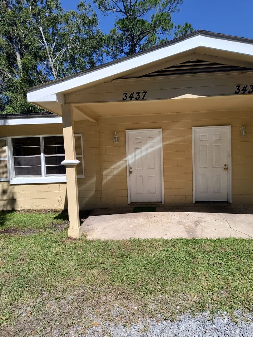 Moss Point Apartment: 3437 Bryan St