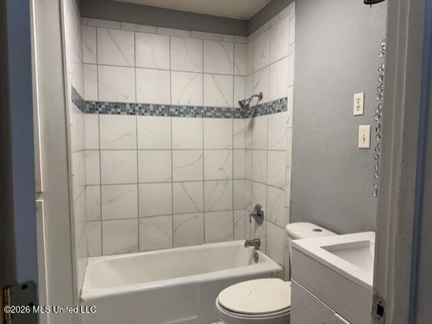 Moss Point House: 5300 Beardslee Street