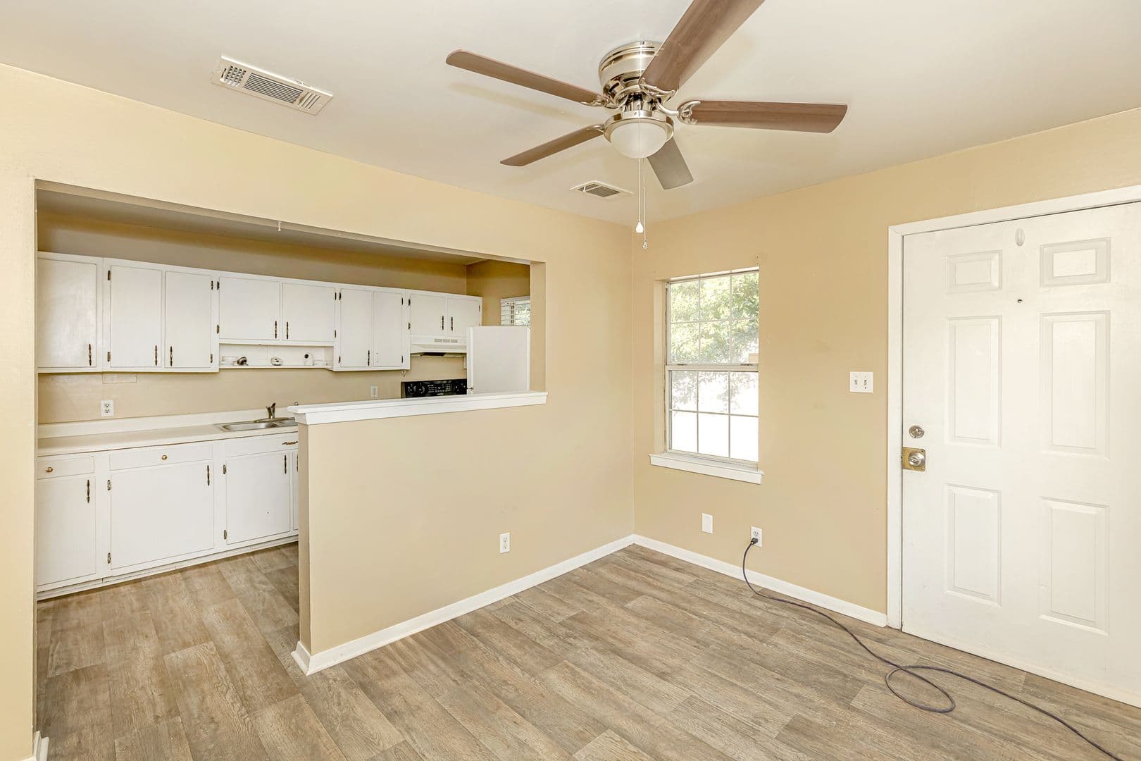 Pascagoula Apartment: 905 Sarrazin Avenue