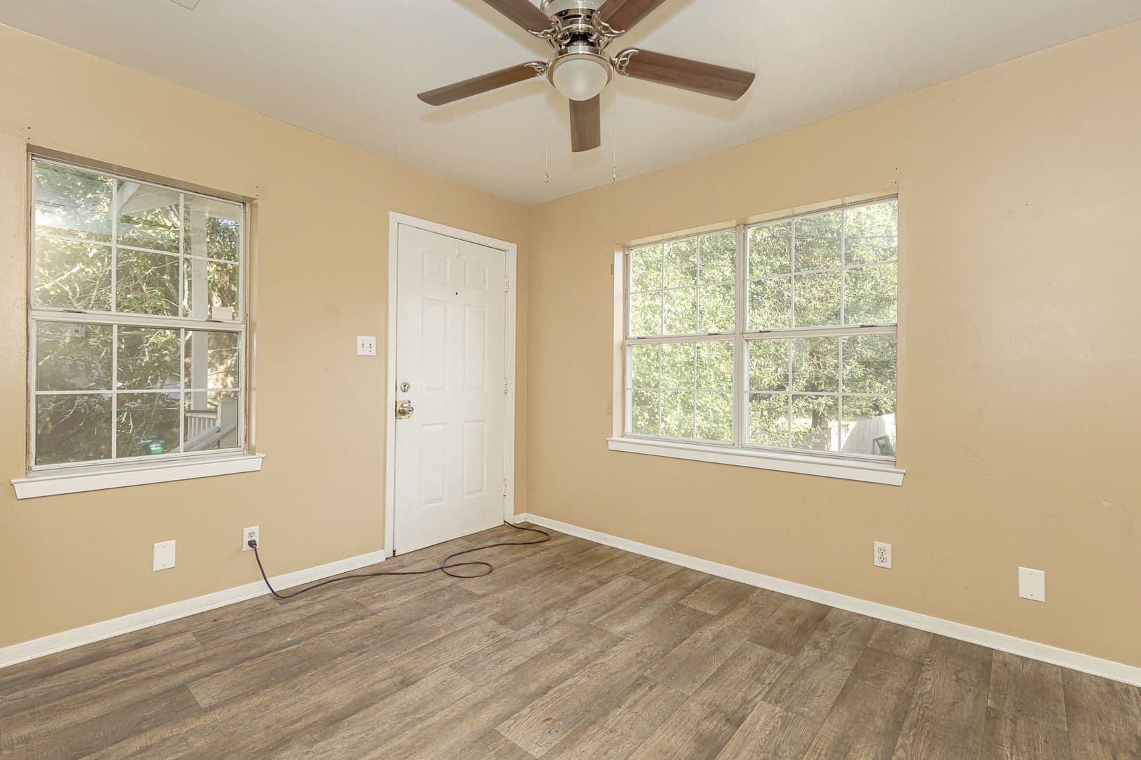 Pascagoula Apartment: 905 Sarrazin Avenue