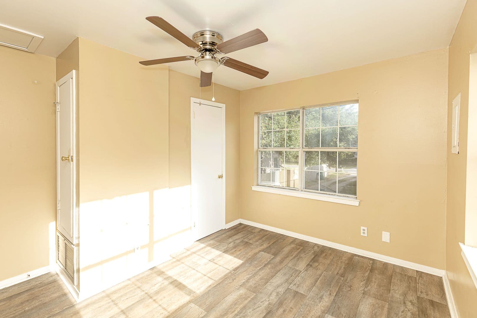 Pascagoula Apartment: 905 Sarrazin Avenue