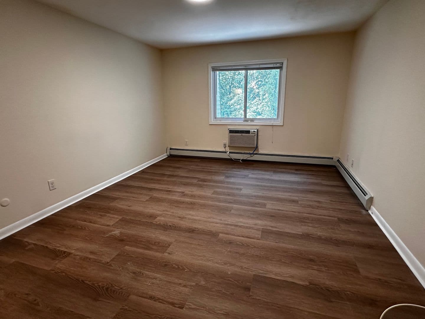 Cranston Apartment: 283-435 Oaklawn Ave - 433 Oaklawn Ave Unit 221