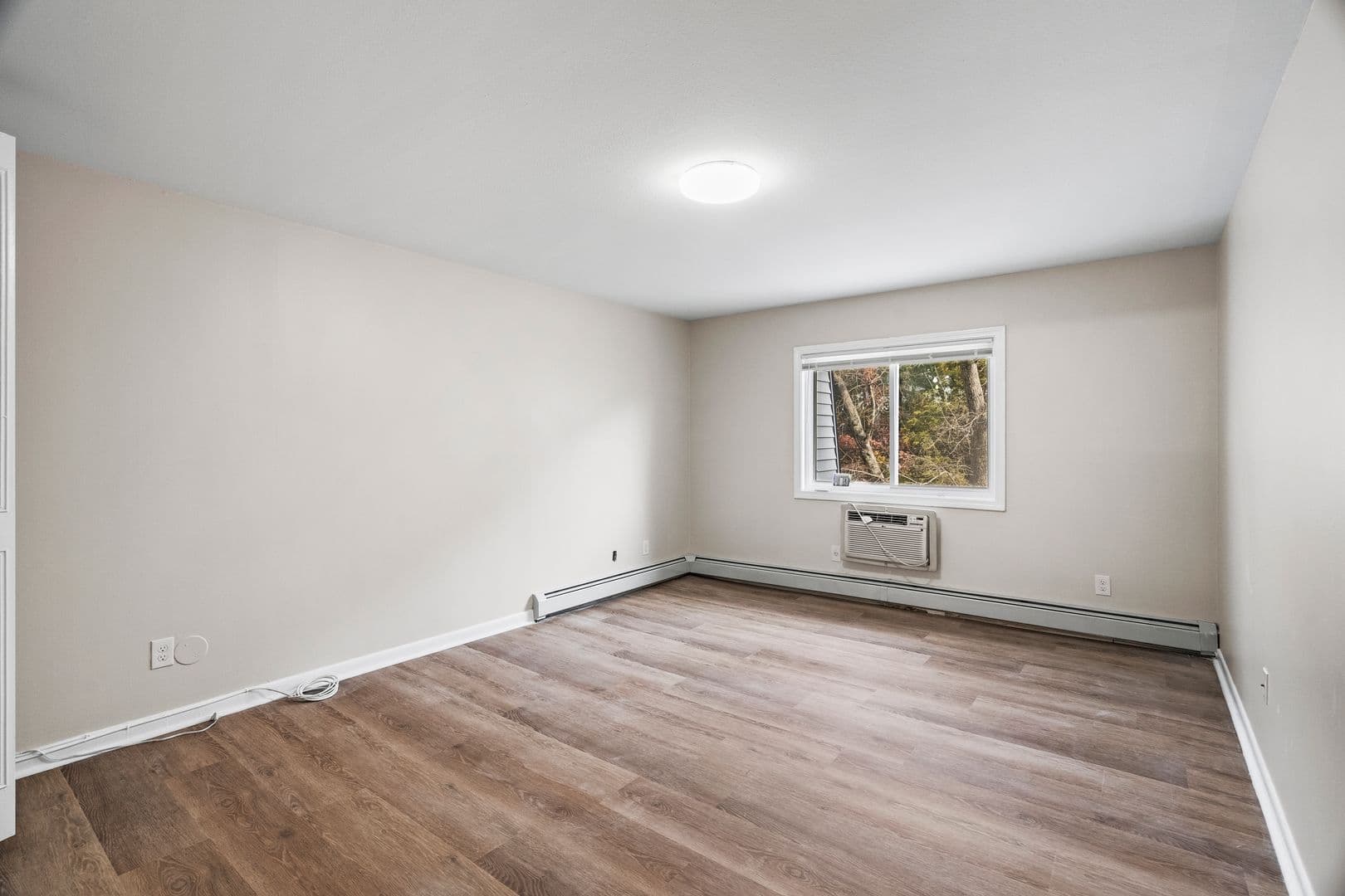 Cranston Apartment: 383-385 Oaklawn Ave