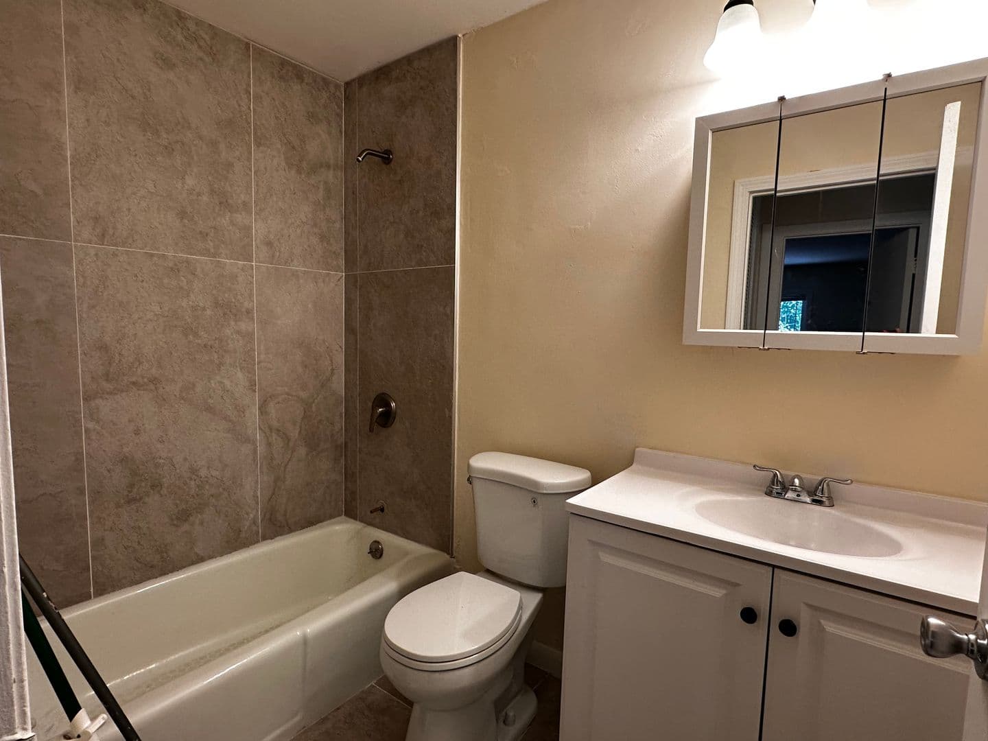 Cranston Apartment: 283-435 Oaklawn Ave - 433 Oaklawn Ave Unit 221
