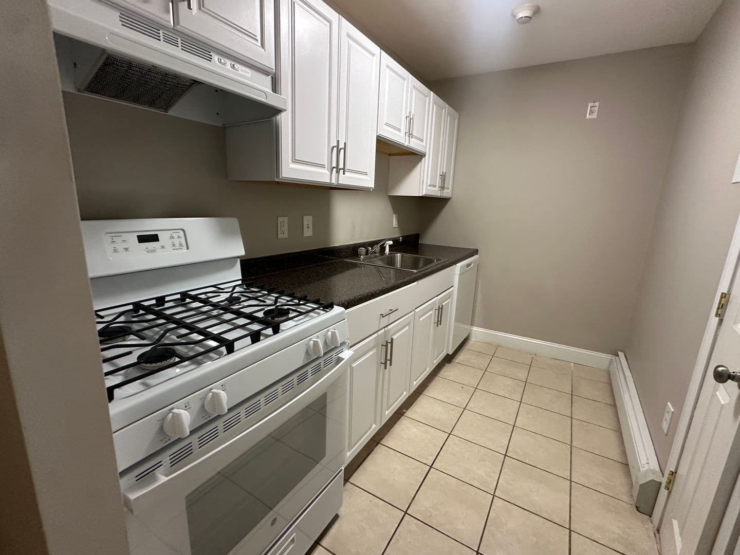 Cranston Apartment: 283-435 Oaklawn Ave - 435 Oaklawn Ave Unit 116