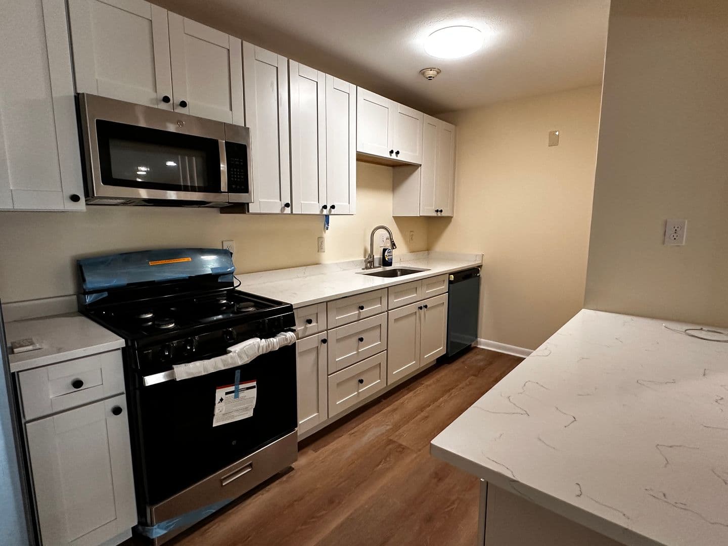 Cranston Apartment: 435 Oaklawn Ave Unit 324 (L)