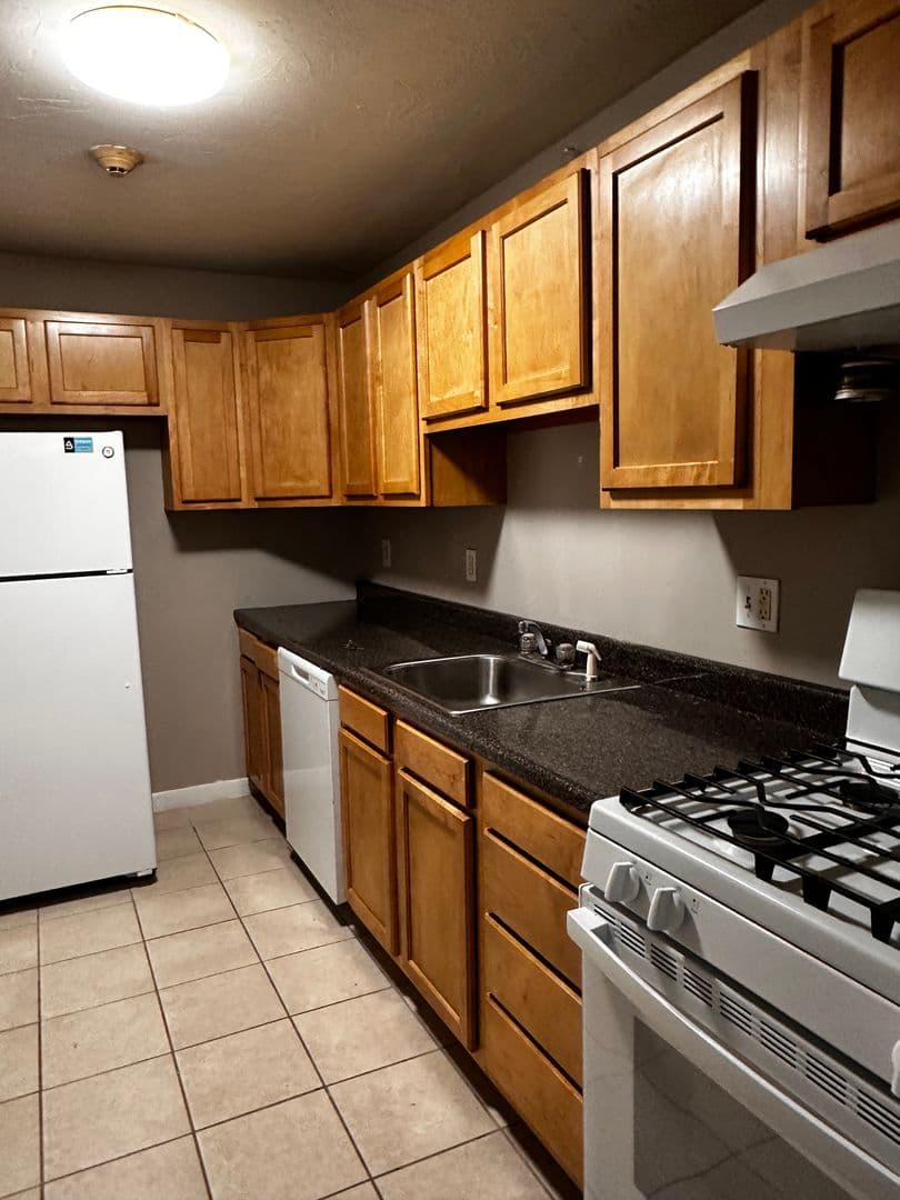 Cranston Apartment: 383-435 Oaklawn Ave - 433 Oaklawn Ave Unit 102 (R)