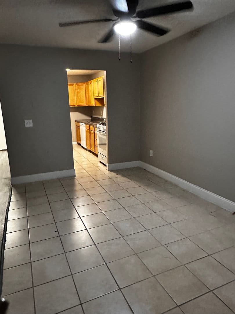 Cranston Apartment: 383-435 Oaklawn Ave - 433 Oaklawn Ave Unit 102 (R)