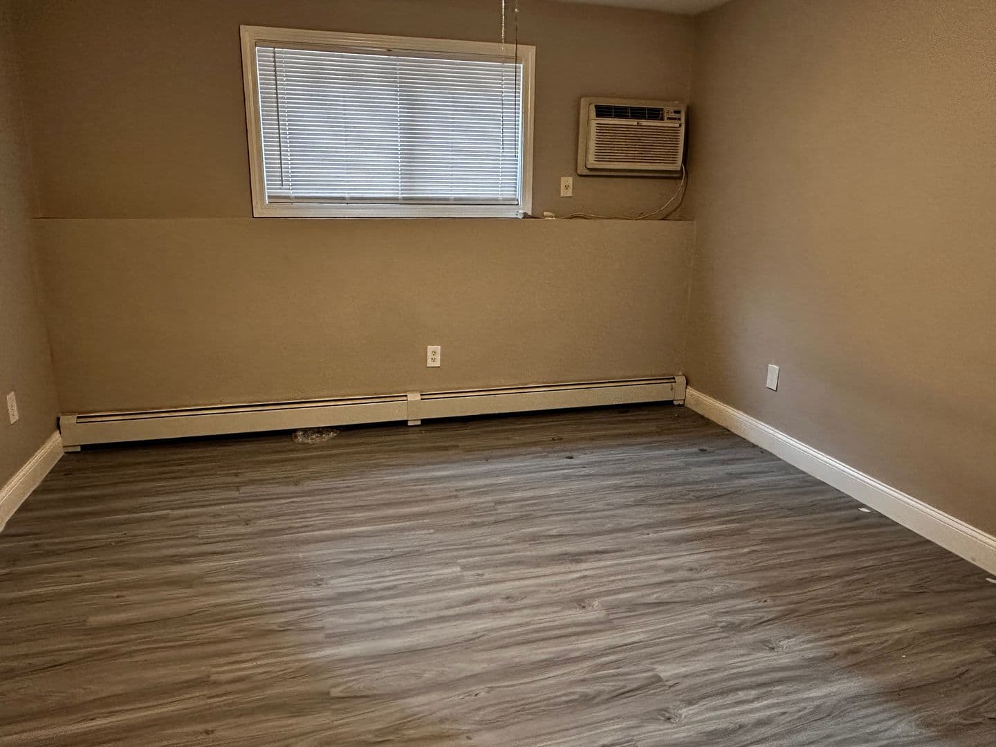 Cranston Apartment: 383-435 Oaklawn Ave - 433 Oaklawn Ave Unit 102 (R)