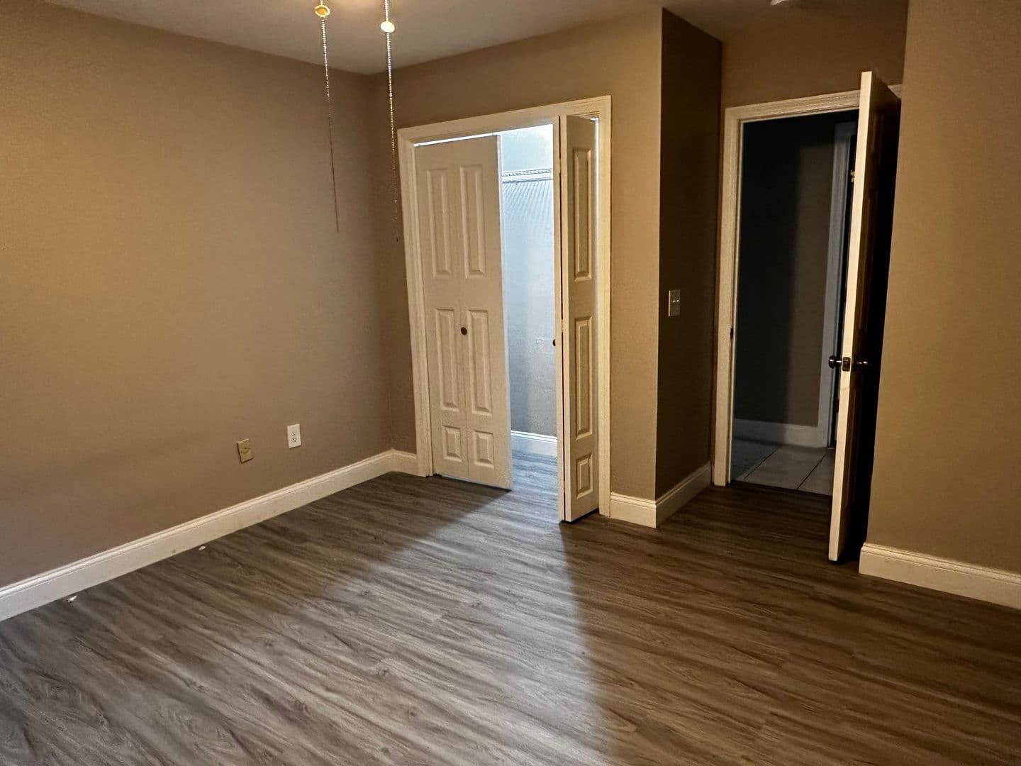 Cranston Apartment: 383-435 Oaklawn Ave - 433 Oaklawn Ave Unit 102 (R)