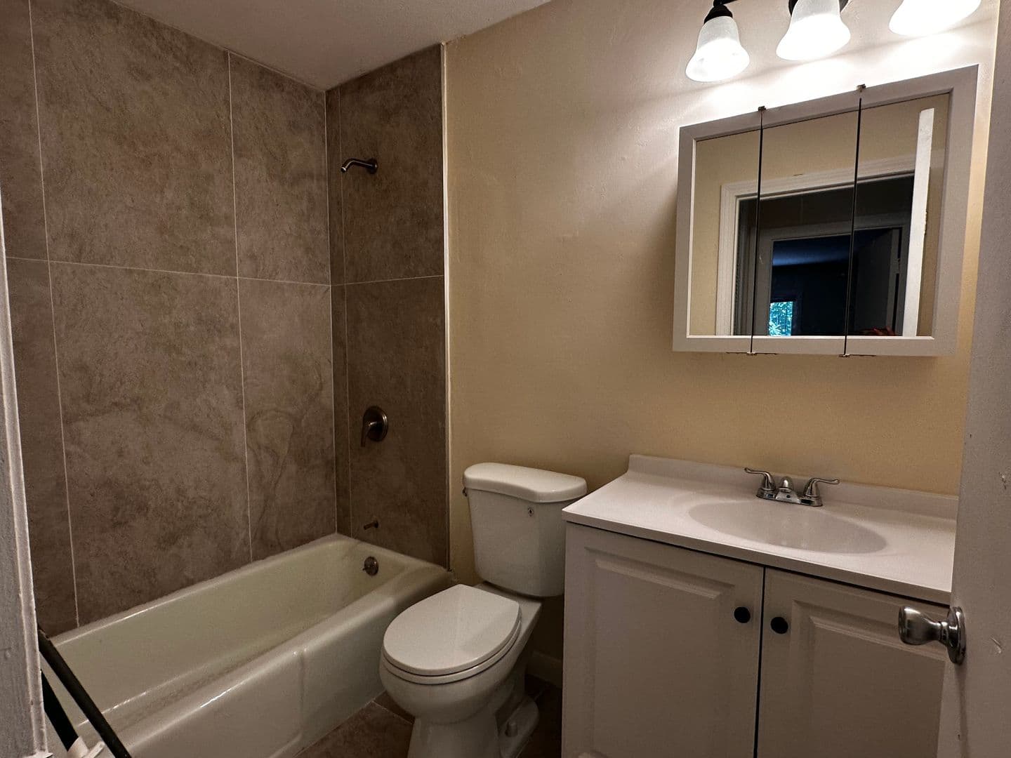 Cranston Apartment: 283-435 Oaklawn Ave - 433 Oaklawn Ave Unit 221