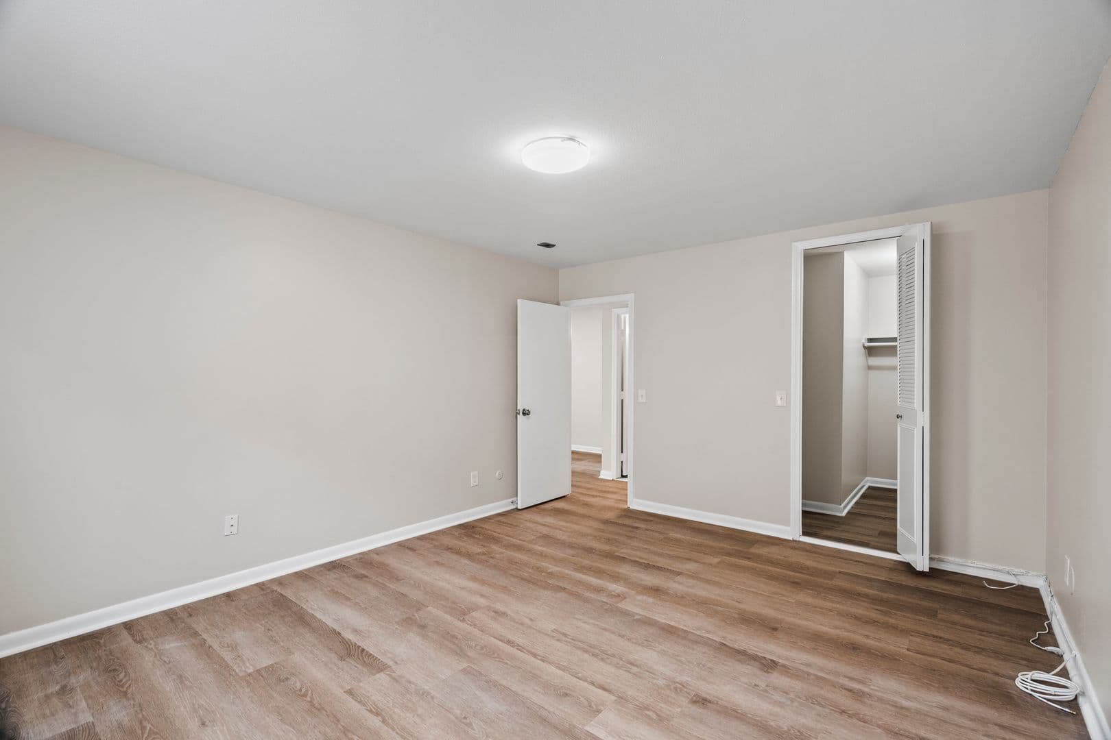 Cranston Apartment: 383-385 Oaklawn Ave