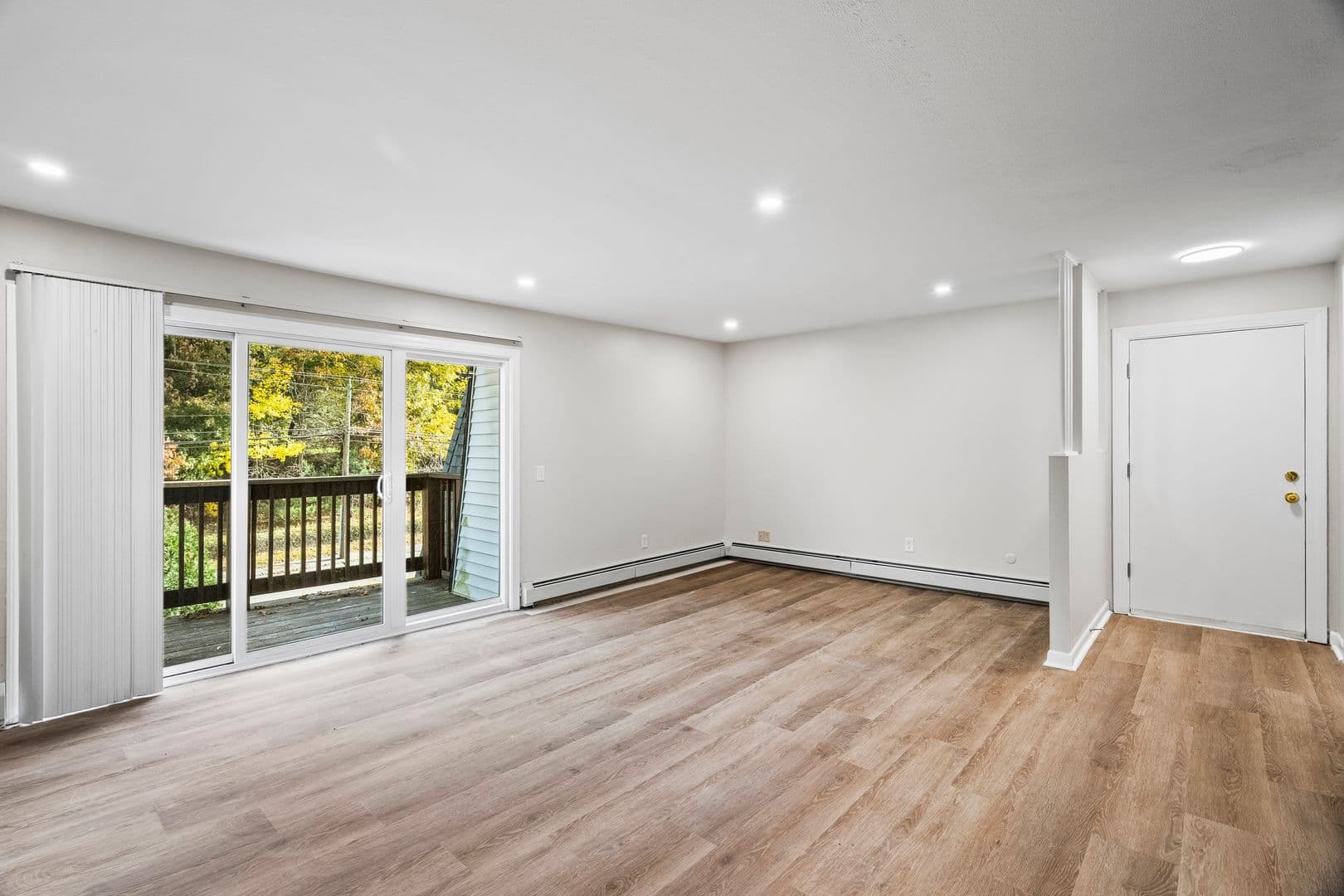 Cranston Apartment: 383-385 Oaklawn Ave
