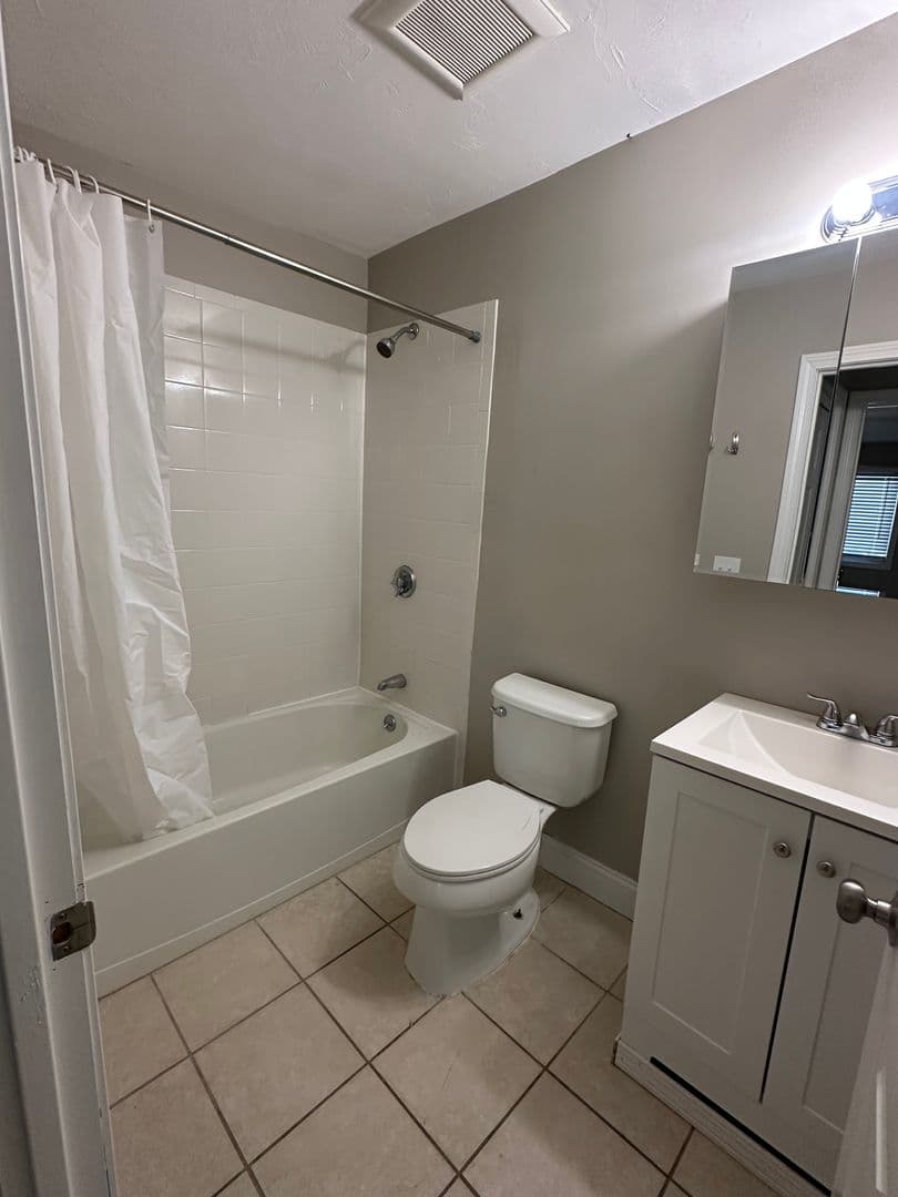 Cranston Apartment: 283-435 Oaklawn Ave - 435 Oaklawn Ave Unit 116