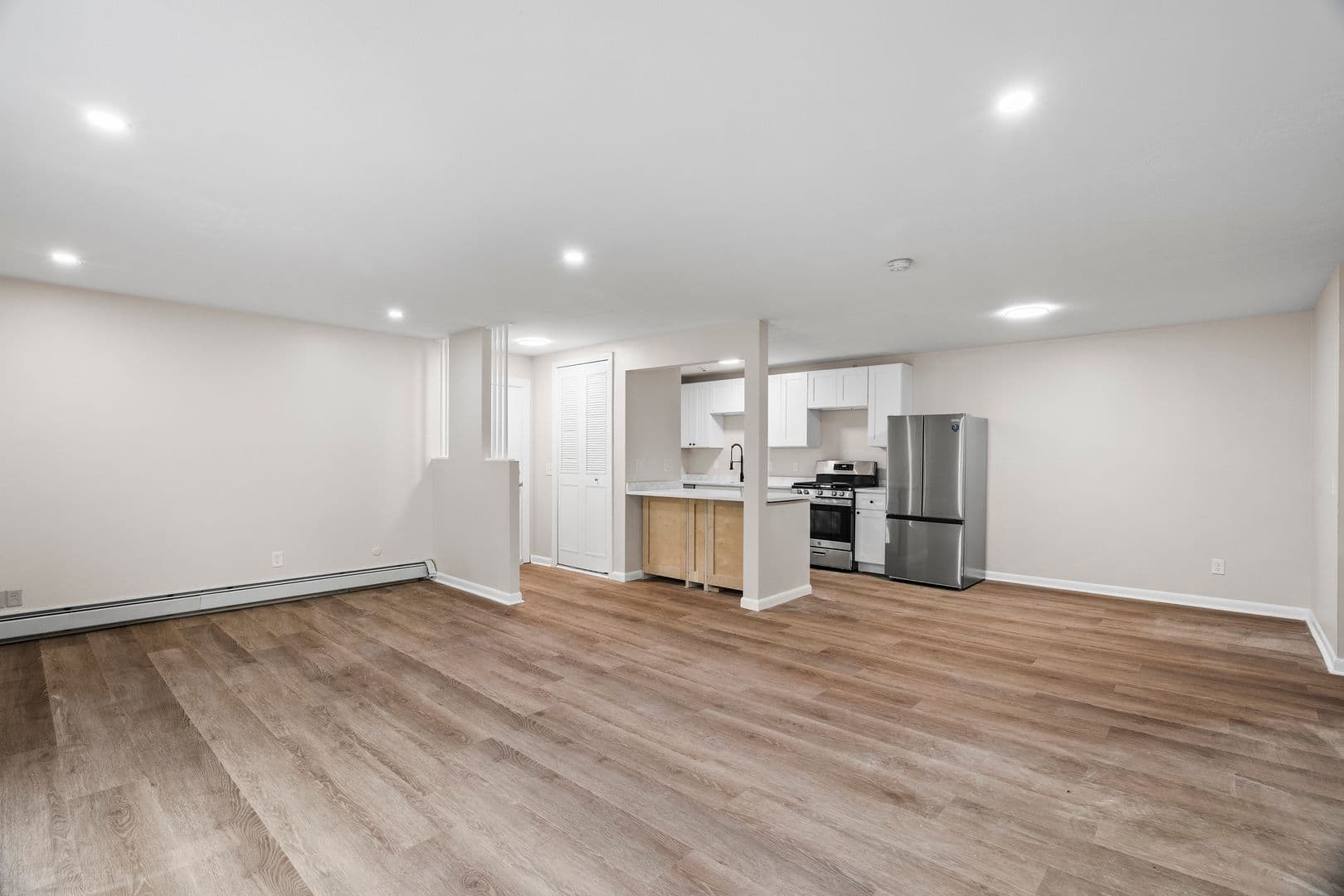 Cranston Apartment: 383-385 Oaklawn Ave