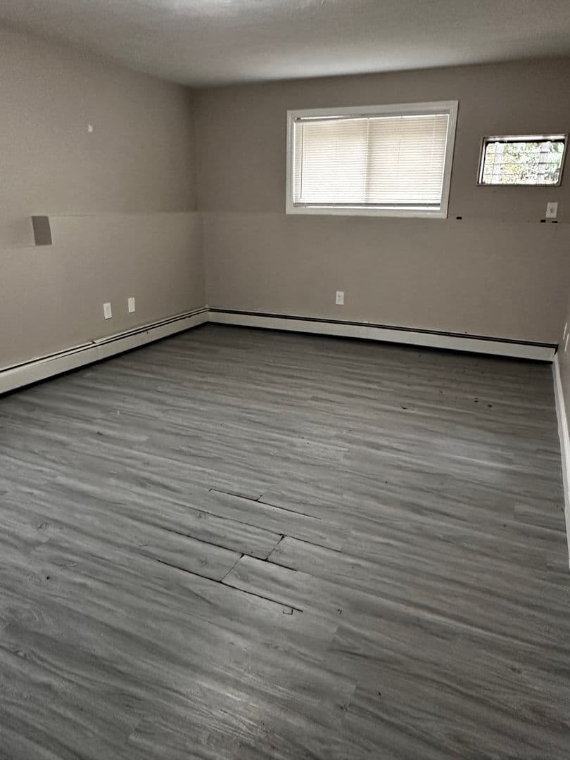 Cranston Apartment: 383-435 Oaklawn Ave - 433 Oaklawn Ave Unit 102 (R)