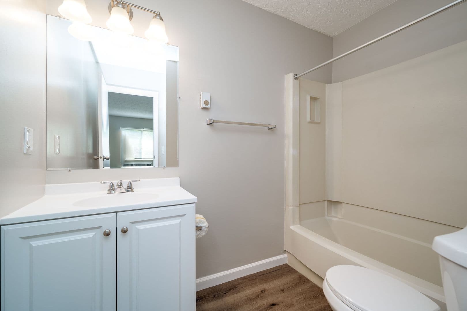 Cincinnati Apartment: 2096 Quail Court