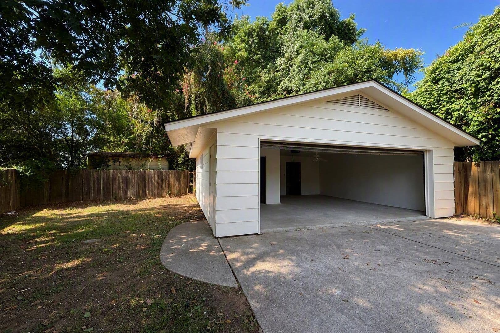 Bossier City House: 2558 Barbara Street