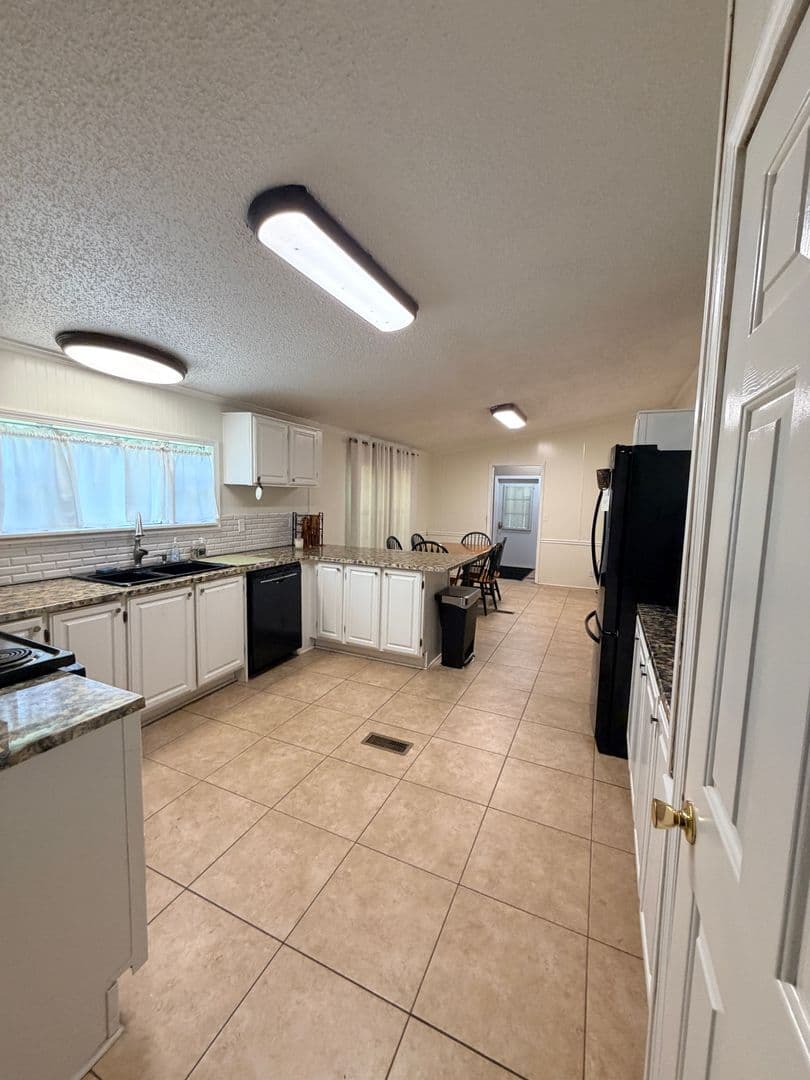 Shreveport House: 7810 West Lakeshore