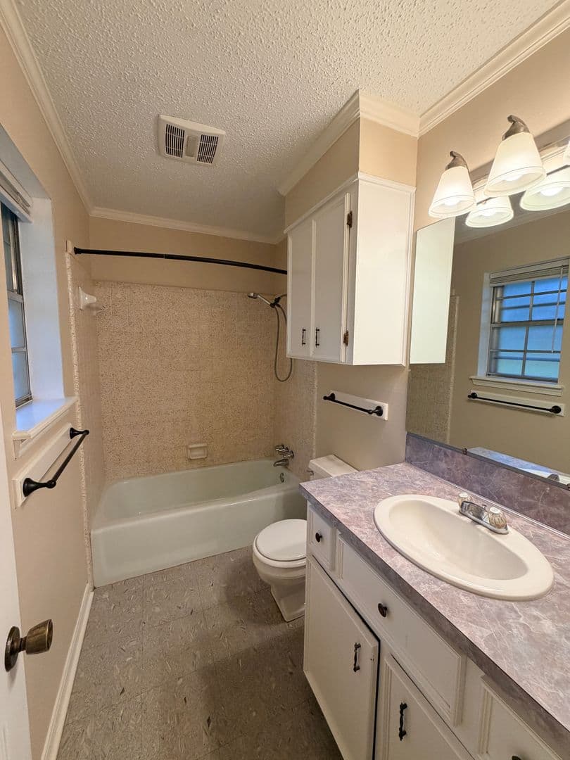 Haughton House: 9103 Dogwood Trail