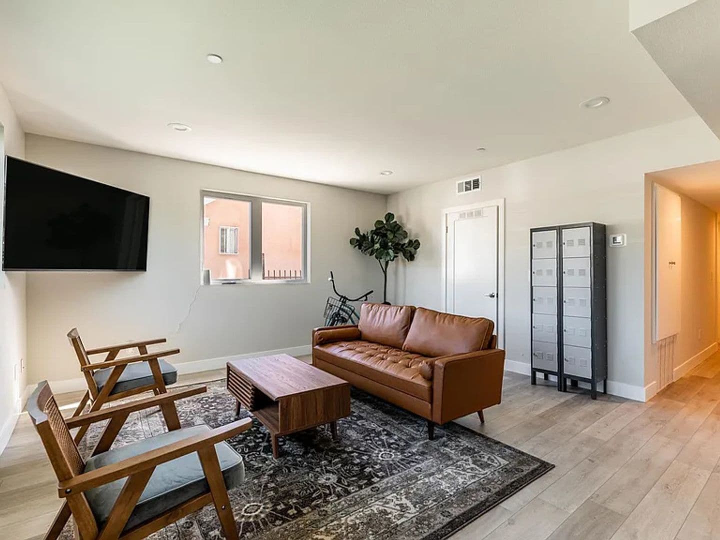 Los Angeles Apartment: 1458 W 37th Pl