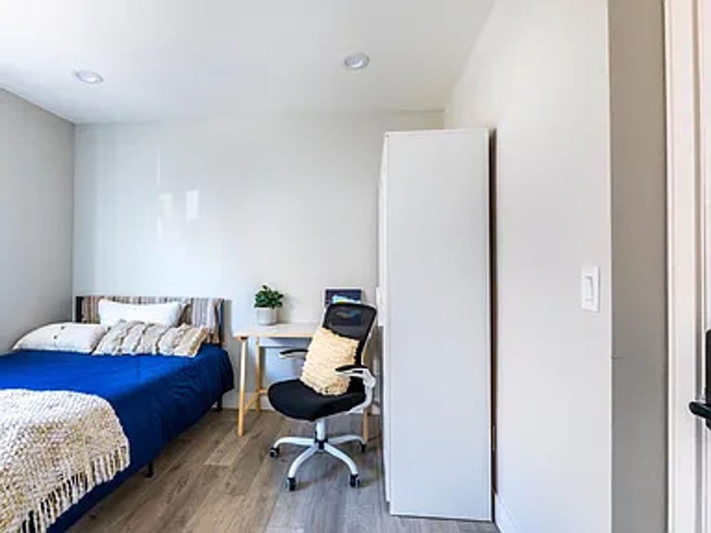 Los Angeles Apartment: 1458 W 37th Pl