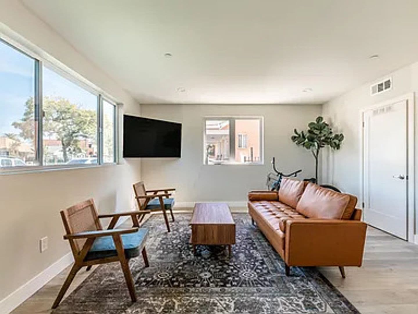 Los Angeles Apartment: 1458 W 37th Pl