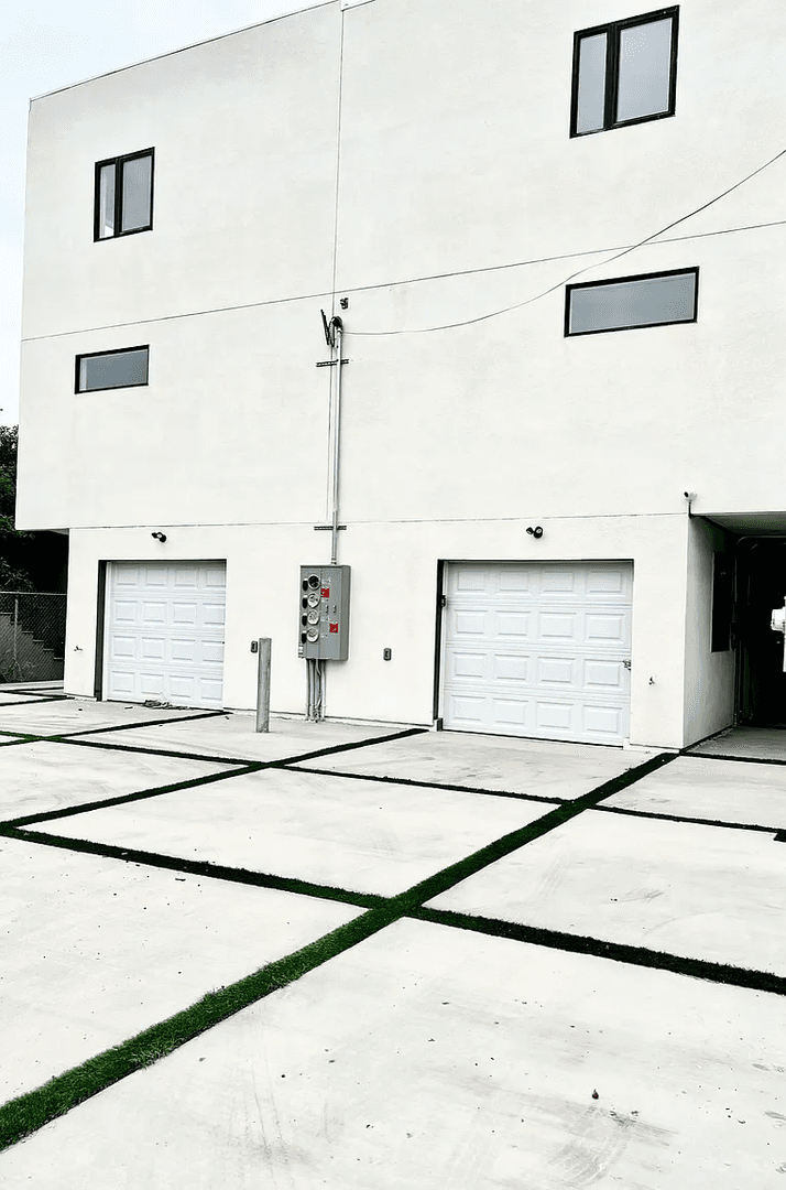 Los Angeles Apartment: 1269 W 36th St.