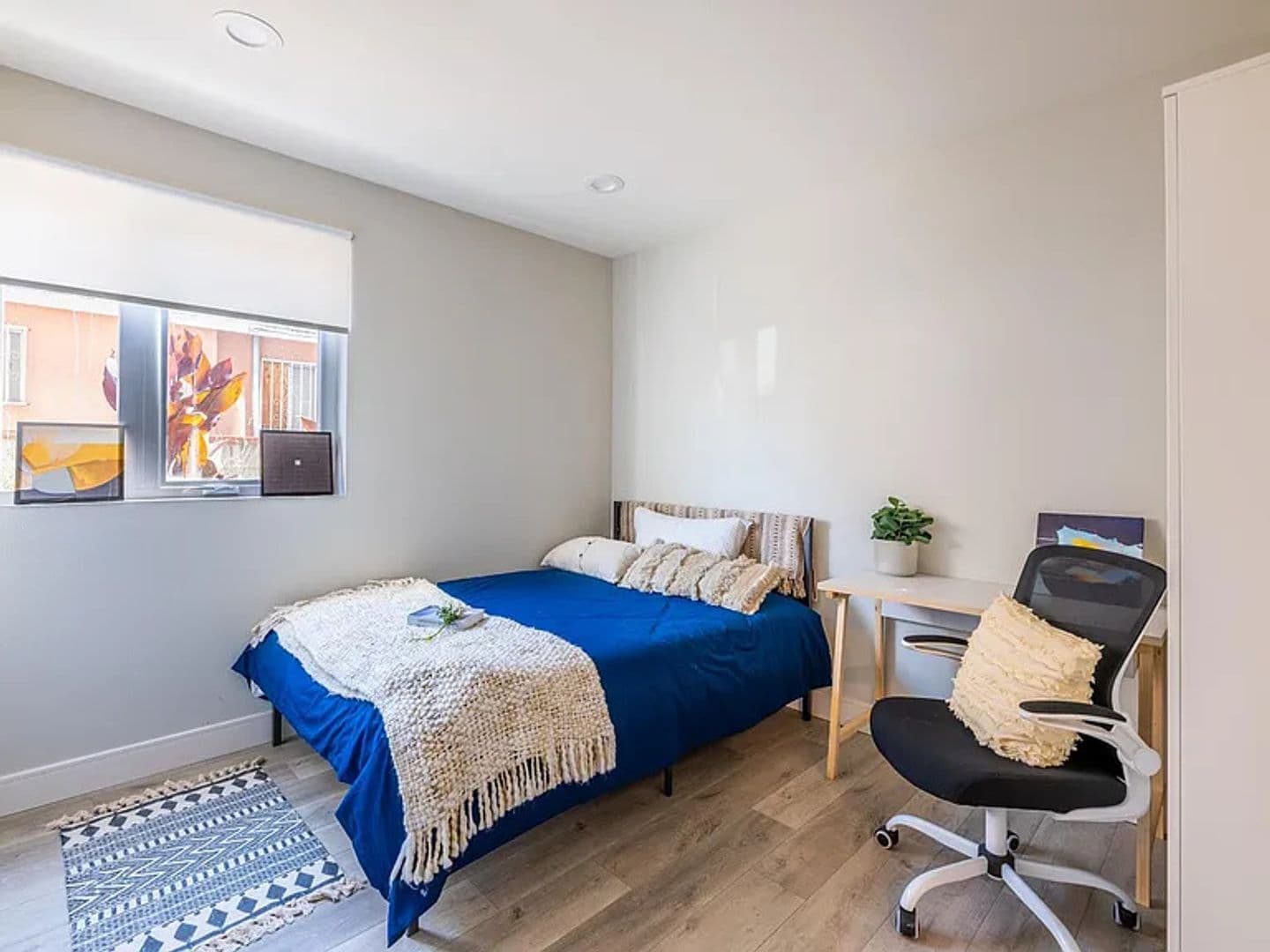 Los Angeles Apartment: 1458 W 37th Pl