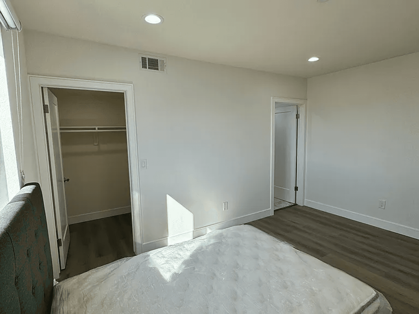 Los Angeles Apartment: 1269 W 36th St.