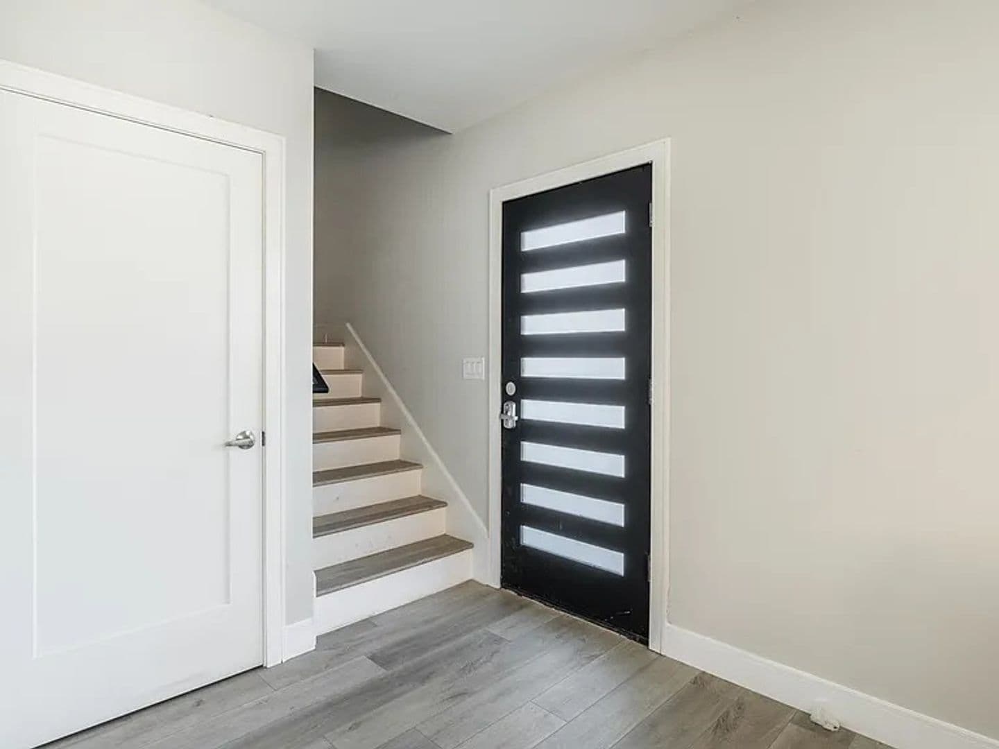 Los Angeles Apartment: 1458 W 37th Pl