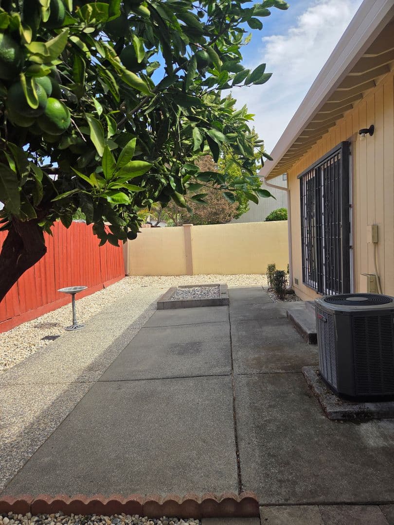 Fairfield House: 1152 Frost Pl