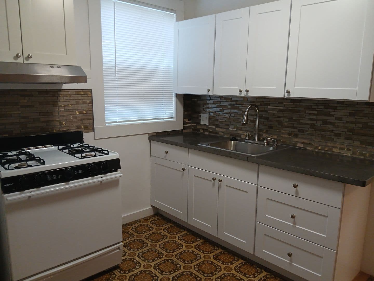 Fairfield Apartment: 801 Taylor St