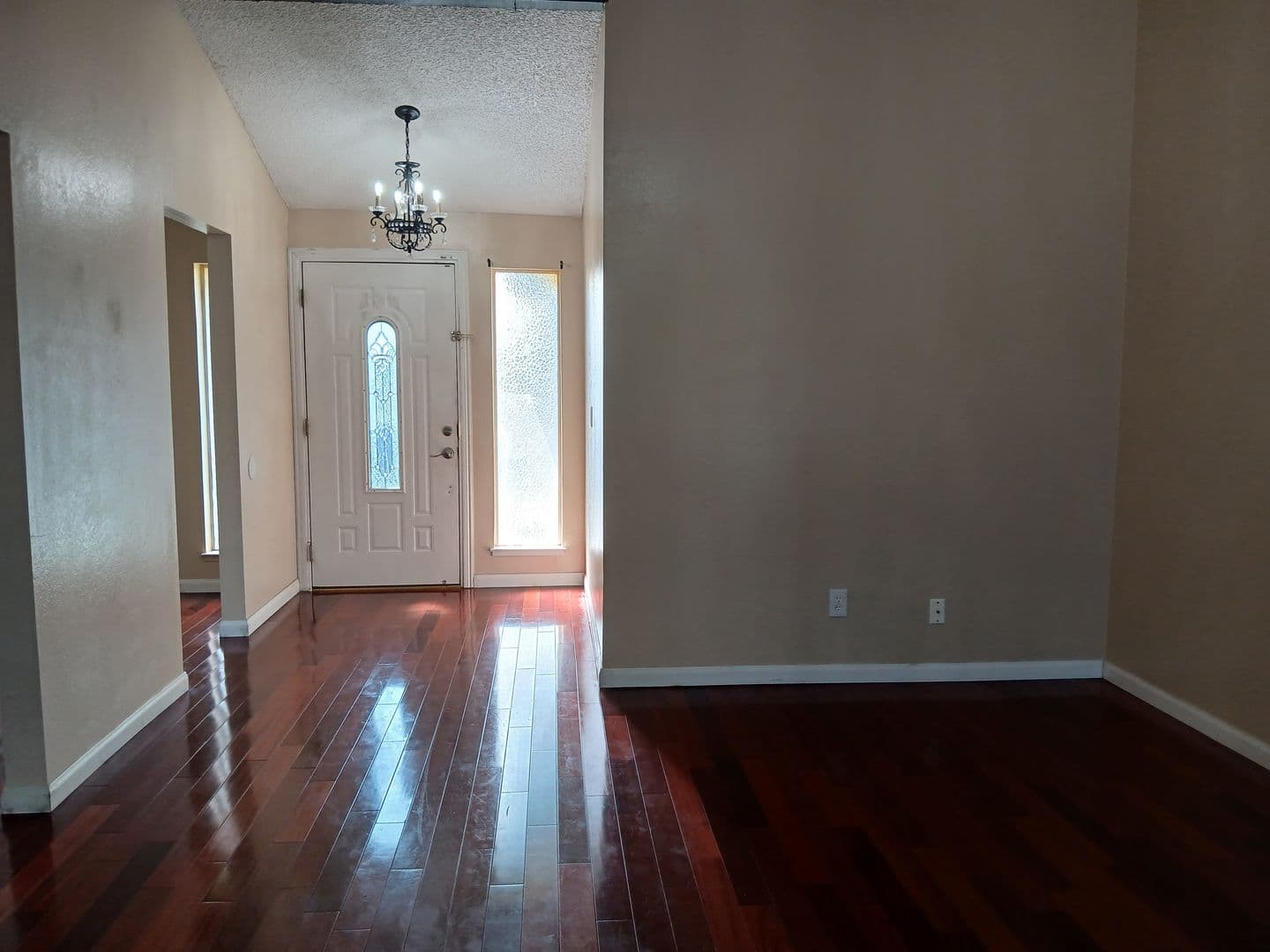 Vallejo House: 400 Mokelumne Drive