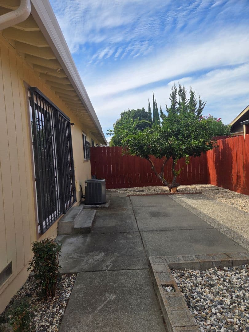 Fairfield House: 1152 Frost Pl