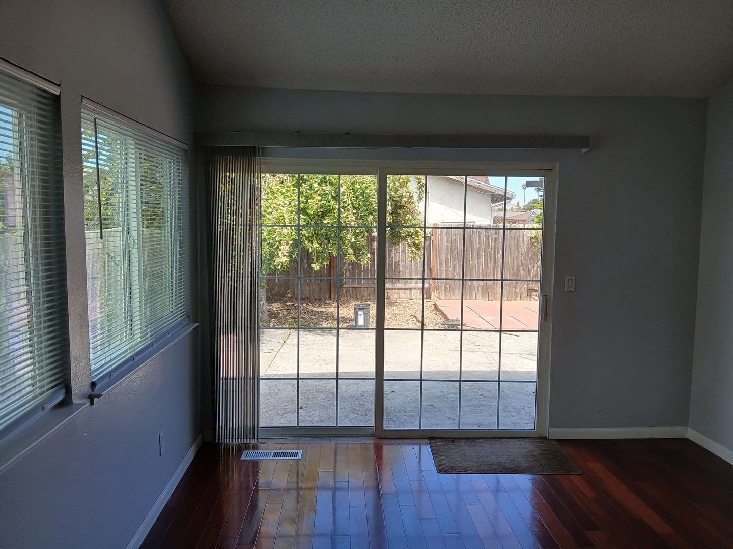 Vallejo House: 400 Mokelumne Drive