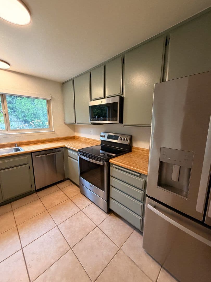 Dixon House: 950 Pembroke Way