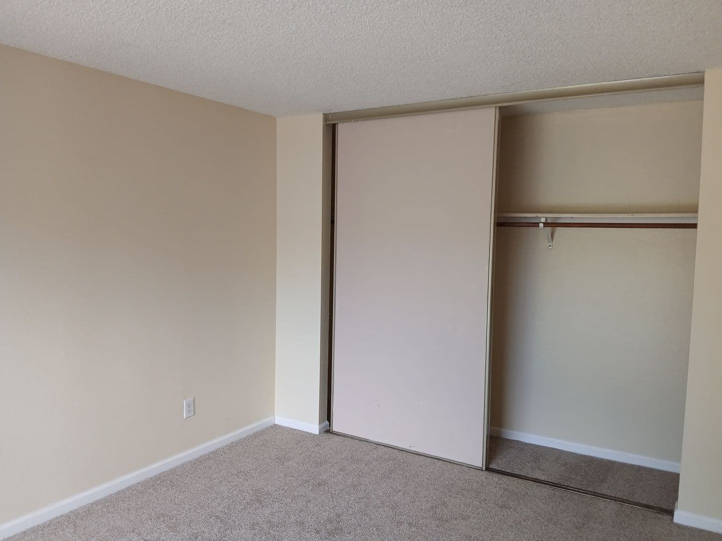 Vallejo House: 400 Mokelumne Drive