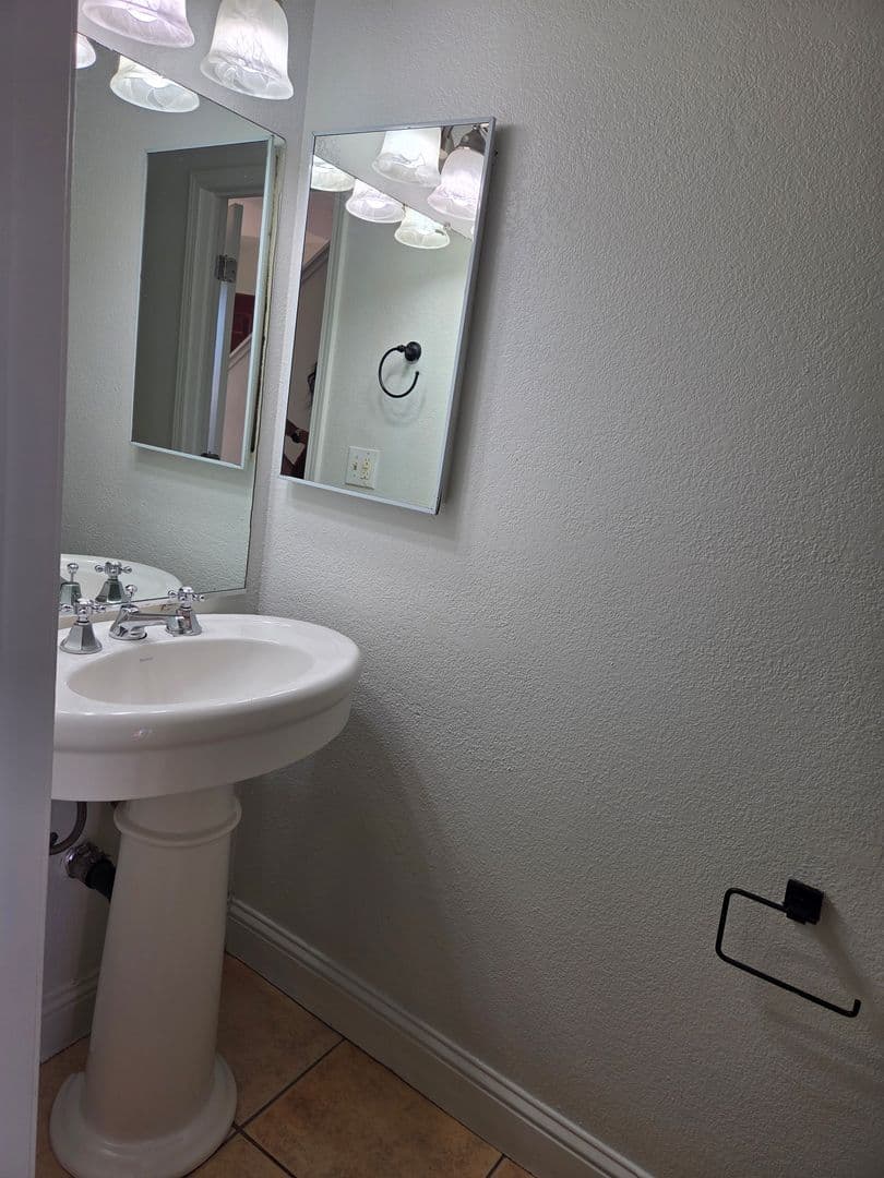 Fairfield House: 1941 Grande Cir. #1