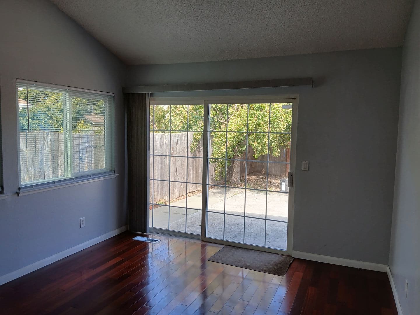 Vallejo House: 400 Mokelumne Drive
