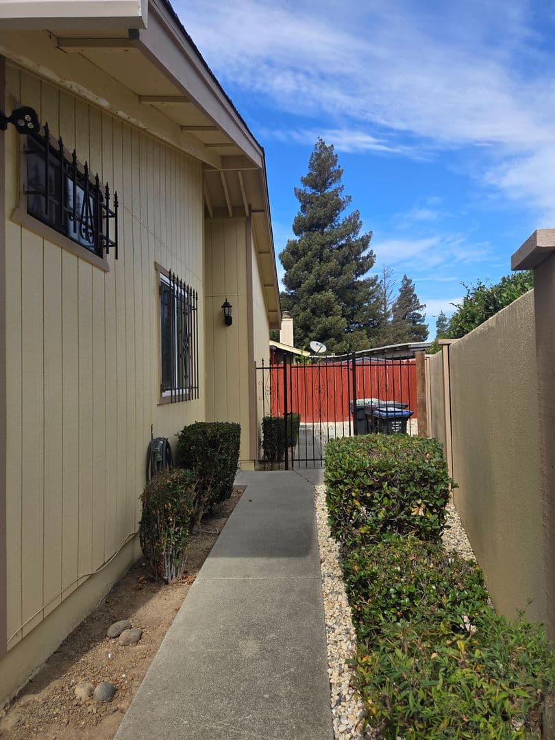 Fairfield House: 1152 Frost Pl