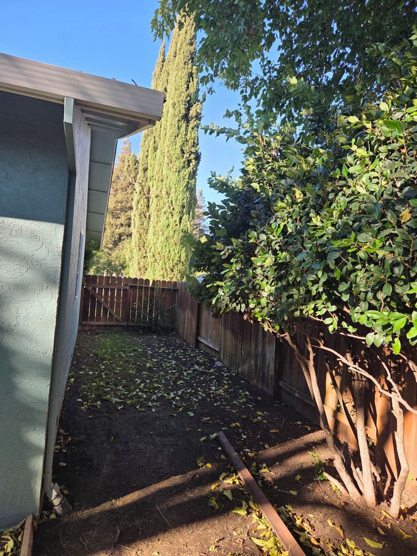 Fairfield House: 2827 Owens St