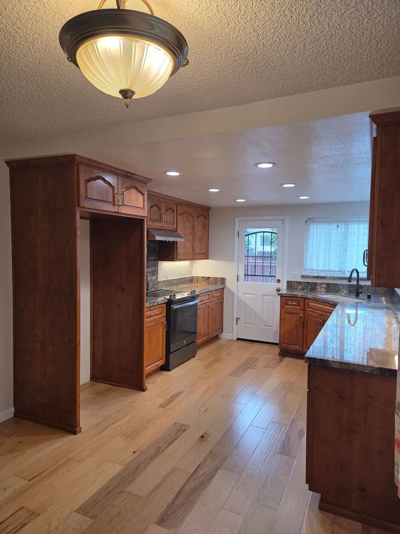 Fairfield House: 2827 Owens St